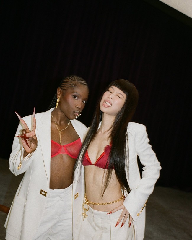 Jennie BLACKPINK baru saja merilis video klip ExtraL hasil kolaborasinya bersama rapper Amerika Doechii. Main rapper grup KPop BLACKPINK itu menebar aura girl boss dengan gaya berpakaiannya. Tampil dengan wig panjang dan poni rata. Foto: dok. Instagram @jennierubyjane