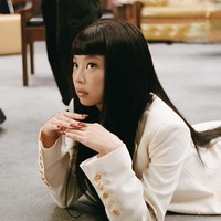 Jennie memakai Padlock Blazer Jacket berwarna ivory white dari Schia Parelli seharga 5,000 euro atau setara dengan Rp 85,5 juta. Dipadukan dengan Boyfit Pants senada bernilai 1,900 euro atau Rp 32,5 juta. Foto: dok. Instagram @jennierubyjane