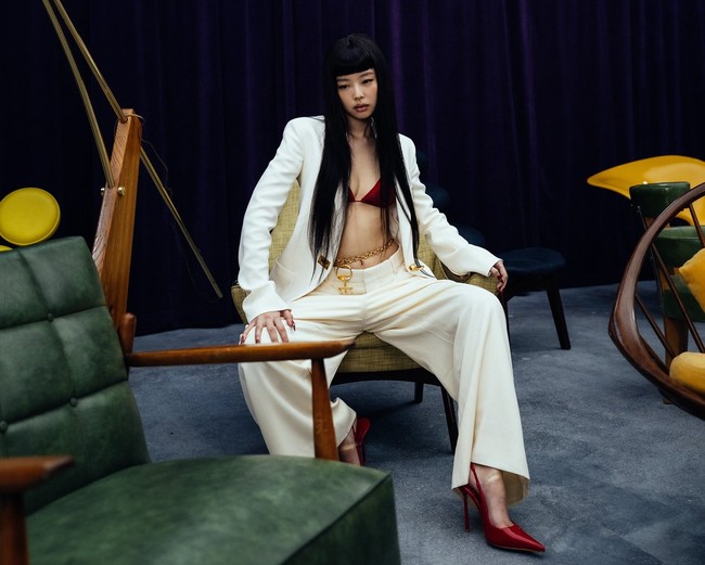 Penampilan Jennie semakin seksi dengan chain belt emas di bagian torsonya. Item keluaran Schia Parelli itu dibanderol seharga 2,900 euro atau Rp 49 jutaan. Foto: dok. Instagram @jennierubyjane