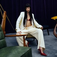 Penampilan Jennie semakin seksi dengan chain belt emas di bagian torsonya. Item keluaran Schia Parelli itu dibanderol seharga 2,900 euro atau Rp 49 jutaan. Foto: dok. Instagram @jennierubyjane