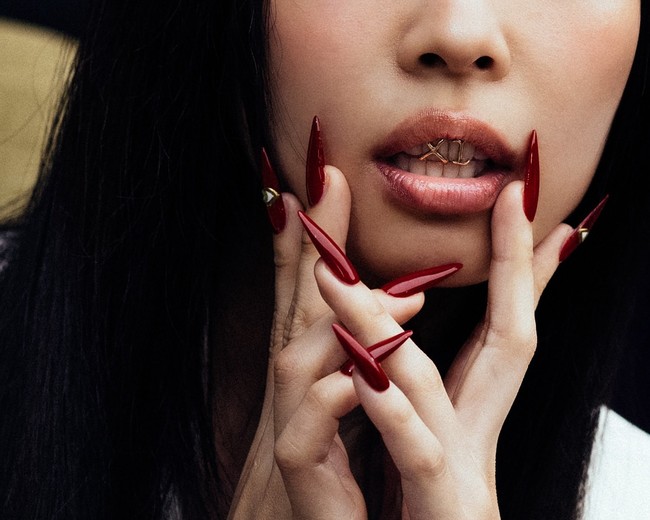 Khusus untuk kolaborasinya dengan Doechii, Jennie membuat hiasan gigi emas bertuliskan XL yang terbuat dari emas 14 karat. Sebelumnya dia juga memakai hiasan gigi emas putih berbentuk pita untuk promosi lagu Mantra. Foto: dok. Instagram @jennierubyjane