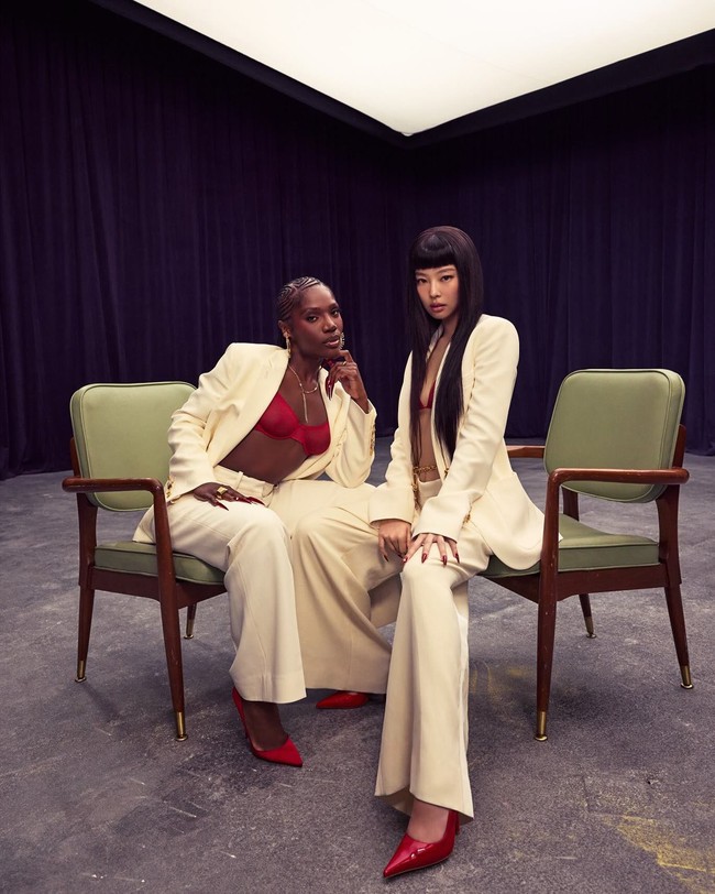 Sedangkan bikini merah yang dikenakan CEO ODD ATELIER itu merupakan koleksi Flower Swimsuit dari brand Oseree Swimwear seharga 200 dollar atau Rp 3,2 juta. Foto: dok. Instagram @jennierubyjane