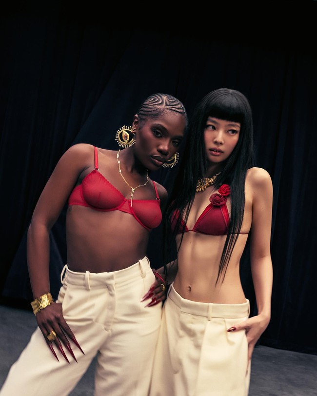 Masih dari Schia Parelli, kalung emas dengan batu bermata satu milik Jennie mencuri atensi penggemar. Harga Eye Rhinestone Necklace tak kalah fantastis mencapai 4,500 euro atau Rp 77 jutaan. Foto: dok. Instagram @jennierubyjane