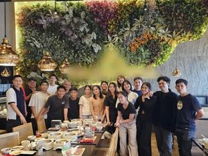 Gregoria Mariska Ajak Mikha Angelo Makan Bareng Teman-teman Atlet