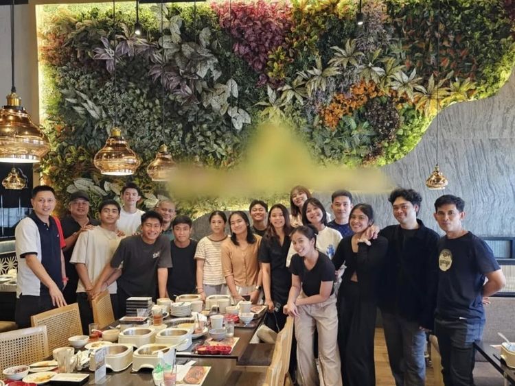 Gregoria Mariska Ajak Mikha Angelo Makan Bareng Teman-teman Atlet