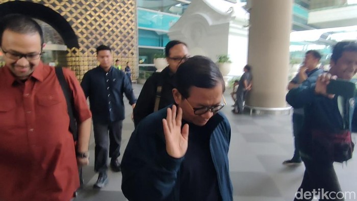 Gubernur DKI Jakarta yang juga kader PDIP, Pramono Anung tiba di Bandara YIA Kulon Progo, Minggu (22/2/2025).