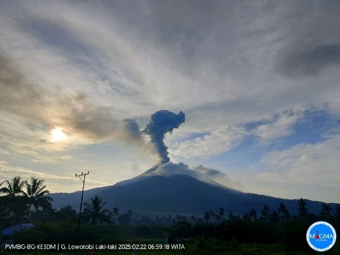 Gunung Lewotobi Laki-Laki Meletus pagi ini, Sabtu (22/2/2025). Tinggi kolom abu 1.500 meter. (IST)