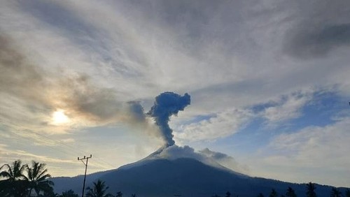 Gunung Lewotobi Laki-Laki Meletus pagi ini, Sabtu (22/2/2025). Tinggi kolom abu 1.500 meter. (IST)