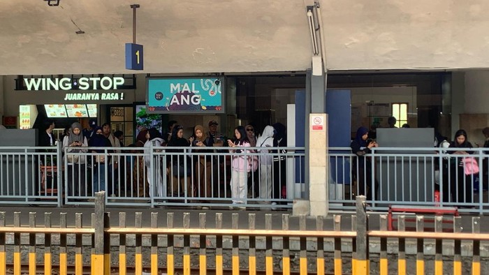 Hilir mudik penumpang kereta api di Stasiun Malang.