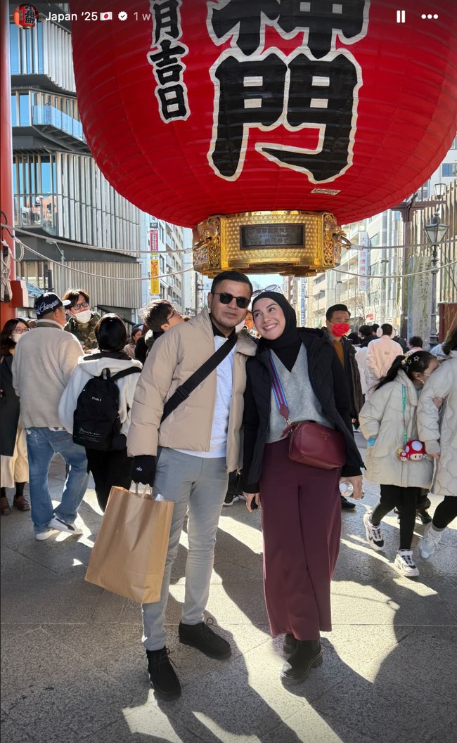 Kembali honeymoon berdua, Irish Bella dan suaminya, Haldy Sabri memilih bertolak ke Jepang. Bisa kembali menikmati momen bersama, kebahagiaan terpancar jelas di wajah Irish. Foto: Instagram/@_irishbella_