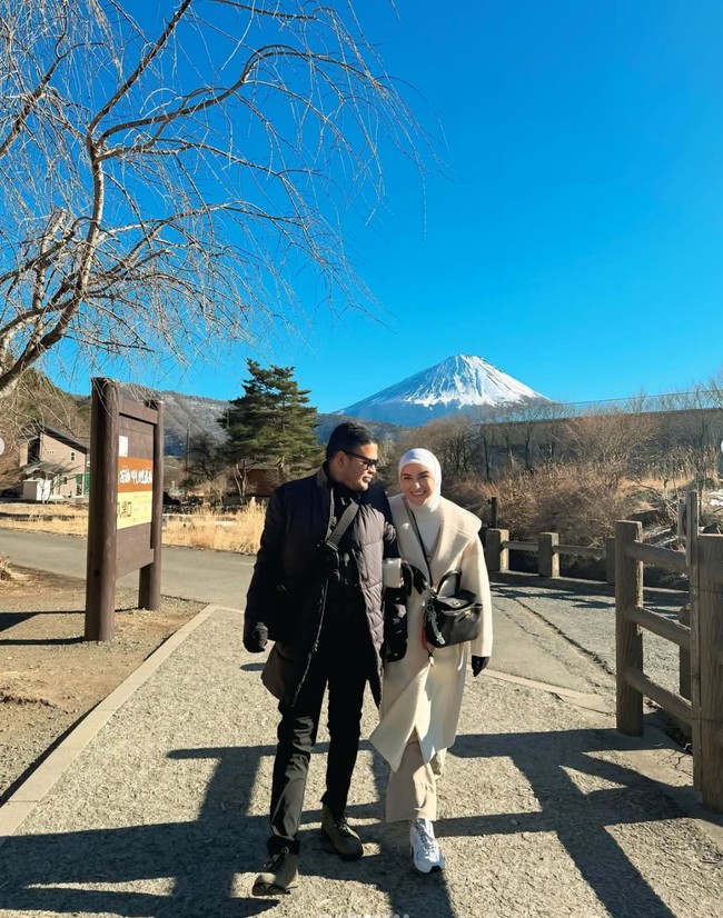 Selama di Jepang, Irish dan suaminya mengunjungi berbagai destinasi wisata, salah satunya Gunung Fuji yang cukup terkenal. Konnichiwa from Mount Fuji, tulis keterangan dalam unggahan Irish. Foto: Instagram/@_irishbella_