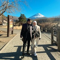 Selama di Jepang, Irish dan suaminya mengunjungi berbagai destinasi wisata, salah satunya Gunung Fuji yang cukup terkenal. Konnichiwa from Mount Fuji, tulis keterangan dalam unggahan Irish. Foto: Instagram/@_irishbella_