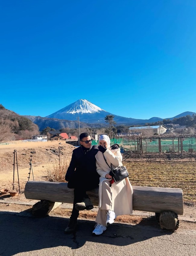 Bak kembali berbulan madu, putra dan putri Irish dan Haldy tampaknya tak ikut bertolak ke Jepang. Hanya liburan berdua, keduanya pun makin terlihat mesra. Foto: Instagram/@_irishbella_