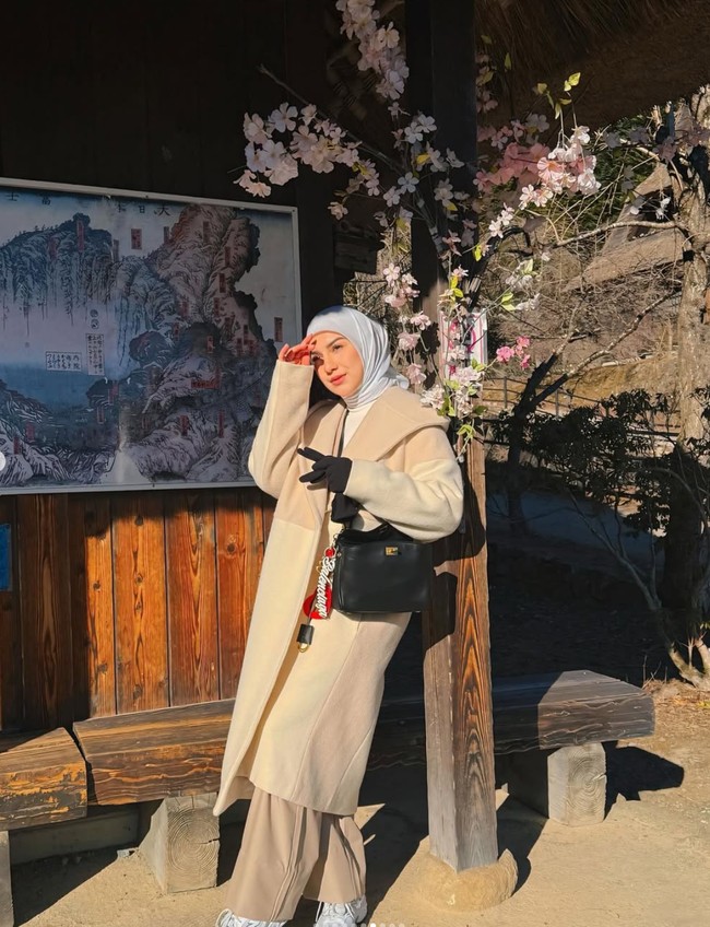 Makin cantik dan glowing, penampilan Irish juga tak kalah jadi sorotan. Seperti dalam foto yang satu ini, Irish tampil stylish dalam balutan busana bernuansa putih dan krem kecoklatan. Foto: Instagram/@_irishbella_