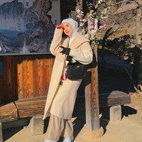 Makin cantik dan glowing, penampilan Irish juga tak kalah jadi sorotan. Seperti dalam foto yang satu ini, Irish tampil stylish dalam balutan busana bernuansa putih dan krem kecoklatan. Foto: Instagram/@_irishbella_