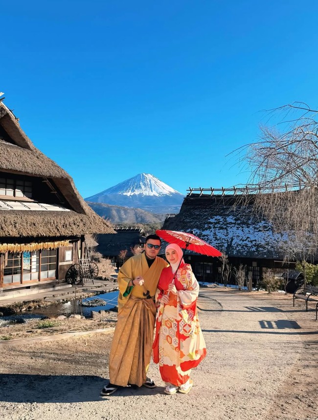 Pasutri yang satu ini juga menjajal baju adat Jepang, kimono. Haldy memilih kimono berwarna coklat, sementara Irish berwarna merah dengan motif segi enam. Foto: Instagram/@_irishbella_