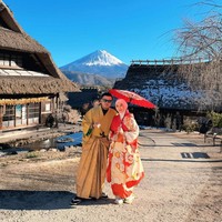 Pasutri yang satu ini juga menjajal baju adat Jepang, kimono. Haldy memilih kimono berwarna coklat, sementara Irish berwarna merah dengan motif segi enam. Foto: Instagram/@_irishbella_