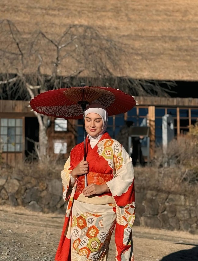 Pesona Irish saat mengenakan kimono juga tak kalah menuai atensi. Lengkap dengan hijab yang selalu menutupi kepalanya, Irish pancarkan kecantikan natural dengan makeup minimalis. Foto: Instagram/@_irishbella_