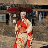 Pesona Irish saat mengenakan kimono juga tak kalah menuai atensi. Lengkap dengan hijab yang selalu menutupi kepalanya, Irish pancarkan kecantikan natural dengan makeup minimalis. Foto: Instagram/@_irishbella_