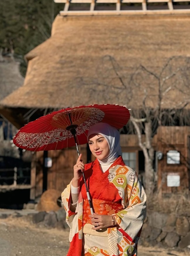 Melihat Irish yang kini semakin bahagia usai menemukan tambatan hati baru, tak sedikit yang mendoakan agar pernikahannya itu selalu langgeng. Penampilannya yang makin cantik pun banjir pujian netizen. Foto: Instagram/@_irishbella_