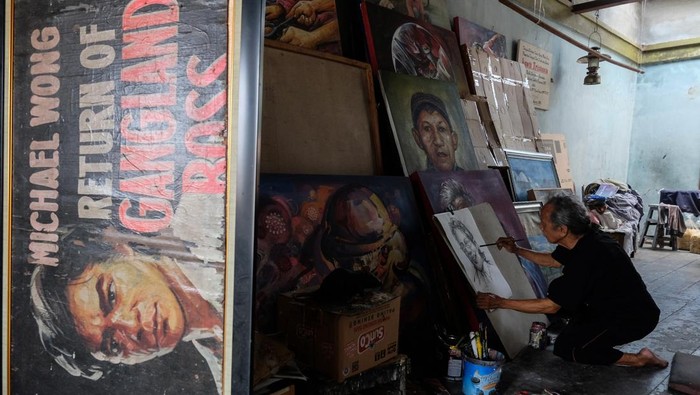 Pelukis poster bioskop lawas Kawit Tristanto menyelesaikan pesanan lukisan di Serengan, Solo, Jawa Tengah, Sabtu (22/2/2025). Meski jasa lukis poster bioskop telah digantikan dengan cetak digital, Kawit Tristanto mengaku karya lukisan poster bioskop lawas masih banyak dicari kolektor sebagai barang antik maupun kurator galeri untuk dipamerkan guna menambah wawasan generasi muda tentang seni rupa di Indonesia. ANTARAFOTO/Maulana Surya/aww. *** Local Caption ***