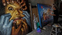 Meski jasa lukis poster bioskop telah digantikan dengan cetak digital, Kawit Tristanto mengaku karya lukisan poster bioskop lawas masih banyak dicari kolektor. 