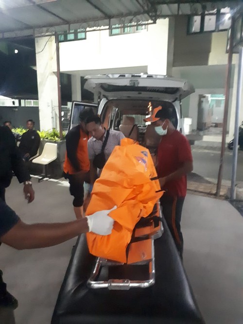 Jasad korban kebakaran gudang rongsokan saat tiba di RSUD Klungkung, Senin (22/2/2025). (IST)