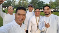 Ia berpose dengan kepala daerah lainnya di sana. Foto: instagram Jeje Govinda
