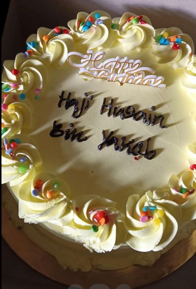 Kakek Ini Potong Kue Ulang Tahun Sendirian, Bikin Netizen Sedih