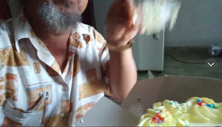 Kakek Ini Potong Kue Ulang Tahun Sendirian, Bikin Netizen Sedih