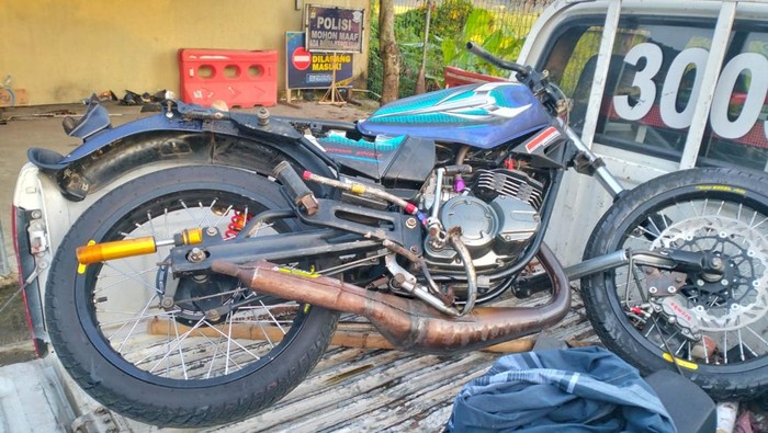 Kondisi korban dan motor pasca kecelakaan di depan Bandara YIA, Kulon Progo, Temon, Sabtu (22/2/2025).