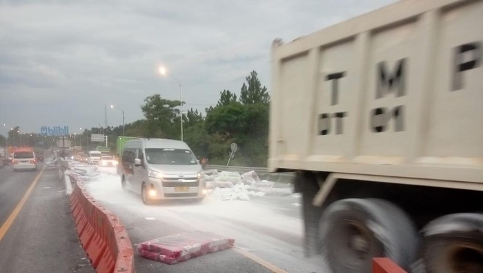 Telah terjadi kecelakaan di Ruas Tol Cipularang arah Jakarta, tepatnya KM 91+800 Ruas Tol Cipularang arah Jakarta pada Jumat, 21 Februari 2025 pukul 17.50 WIB.
