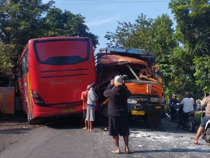 Kecelakaan truk ganteng vs bus di Jember