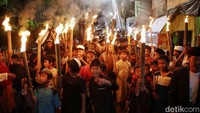 Umat Muslim dari DKM Masjid Al-Intizhom melakukan pawai obor di kawasan Semper Barat, Cilincing, Jakarta Utara. Sebanyak 700 warga mengikuti pawai obor untuk menyambut bulan suci Ramadan 1446 H. Pradita Utama/detikcom