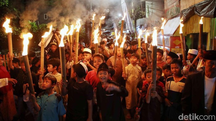 Kemeriahan Pawai Obor Sambut Ramadan di Cilincing Umat Muslim dari DKM Masjid Al-Intizhom melakukan pawai obor di kawasan Semper Barat, Cilincing, Jakarta Utara, Sabtu (22/2/2025). Sebanyak 700 warga mengikuti pawai obor untuk menyambut bulan suci Ramadan 1446 H.
