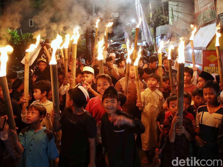 Kemeriahan Pawai Obor Sambut Ramadan di Cilincing