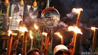 Sebanyak 700 warga mengikuti pawai obor tersebut. 