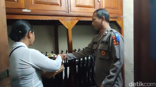 Kendaraan dinas hingga alat kerja milik Polres Tabanan diupacarai saat hari Tumpek Landep, Sabtu (22/2/2025). (Ahmad Firizqi)