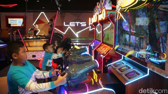 Keseruan Bermain Arcade Games Saat Libur Akhir Pekan Sejumlah anak bermain arcade games di Timezone, Living World Grand Wisata, Tambun, Bekasi, Jawa Barat, Sabtu (23/2/2025).
