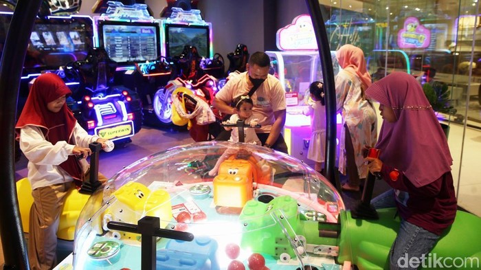 Sejumlah anak bermain arcade games di Timezone, Living World Grand Wisata, Tambun, Bekasi, Jawa Barat, Sabtu (23/2/2025).