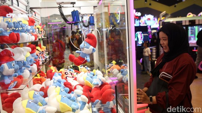 Sejumlah anak bermain arcade games di Timezone, Living World Grand Wisata, Tambun, Bekasi, Jawa Barat, Sabtu (23/2/2025).