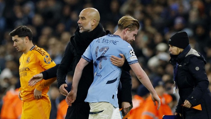 Soccer Football - Champions League - Knockout Phase Playoff - First Leg - Manchester City v Real Madrid - Etihad Stadium, Manchester, Britain - February 11, 2025  Manchester Citys Kevin De Bruyne with Manchester City manager Pep Guardiola after being substituted Action Images via Reuters/Jason Cairnduff