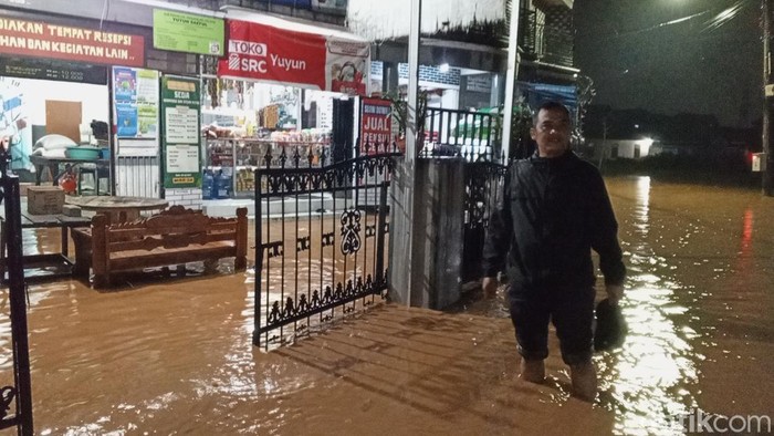 Kondisi banjir di Desa Cihanjuang, Kecamatan Cimanggung, Kabupaten Sumedang, pada Jumat (21/2/2025) malam.