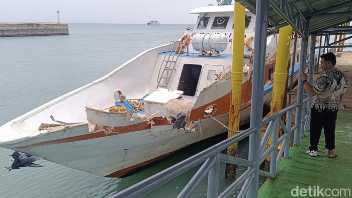 Kondisi Kapal Ekspres Bahari usai menabrak dermaga di Pelabuhan Tanjung Kalian Mentok.