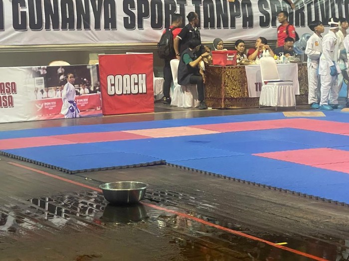 Kondisi lantai GOR Lila Bhuana basah karena atap bocor sehingga menghambat gelaran Kejurprov FORKI Bali, Sabtu (22/2/2025).