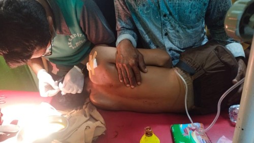 Korban Hadi mendapat tindakan medis seusai dibacok sekelompok OTK pada Sabtu, (22/2/2025).
