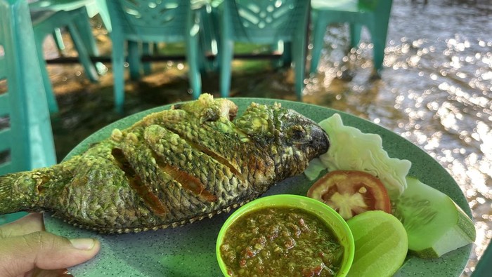 Kulineran khas Toba di cafe berkonsep makan di tengah aliran sungai