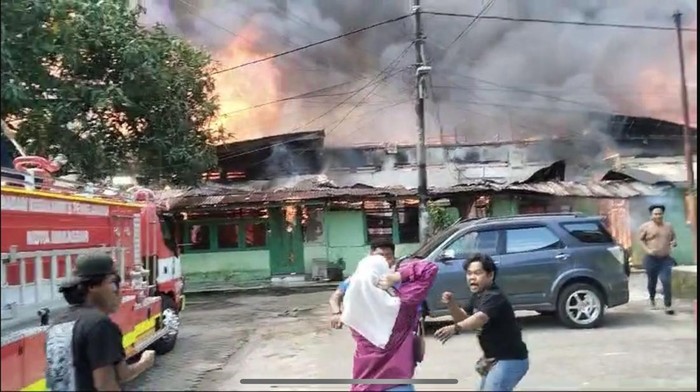 Kebakaran terjadi di Asrama TNI Lompobattang di Jalan Opu Daeng Risadju, Makassar, Sulawesi Selatan (Sulsel).