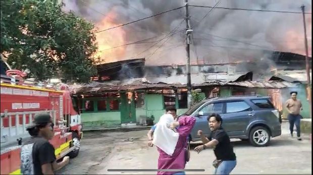 Kebakaran terjadi di Asrama TNI Lompobattang di Jalan Opu Daeng Risadju, Makassar, Sulawesi Selatan (Sulsel).