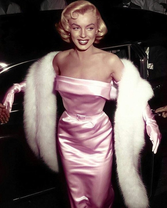 Marilyn Monroe mengenakan busana ini di film berjudul ‘Gentlemen Prefer Blondes’ yang rilis pada 1953. Gaun pink ikonik dikreasikan oleh desainer kostum William Travilla. Foto: Instagram/@vtgmama